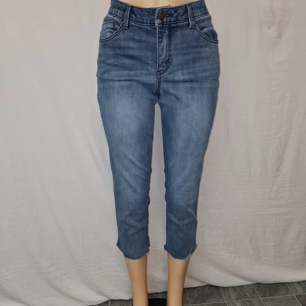 Democracy Cropped Blue Jeans Size 8p - Picture 1 of 16